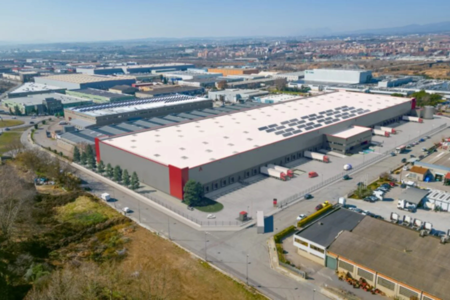Nave de Meridia Jll y Savills , F0RCADELL Altillos de 2445 m2